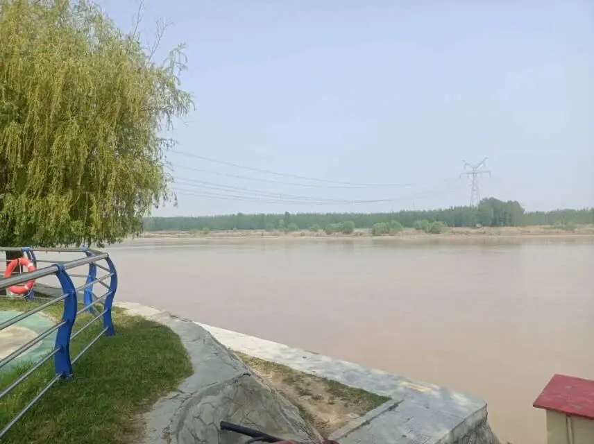 26山东真题:你们村正在推广某旅游项目,突然遭遇暴雨天气.此时,现场有一名游客受伤,同时还有人在直播.你是驻村干部,会如何处理? 第3张