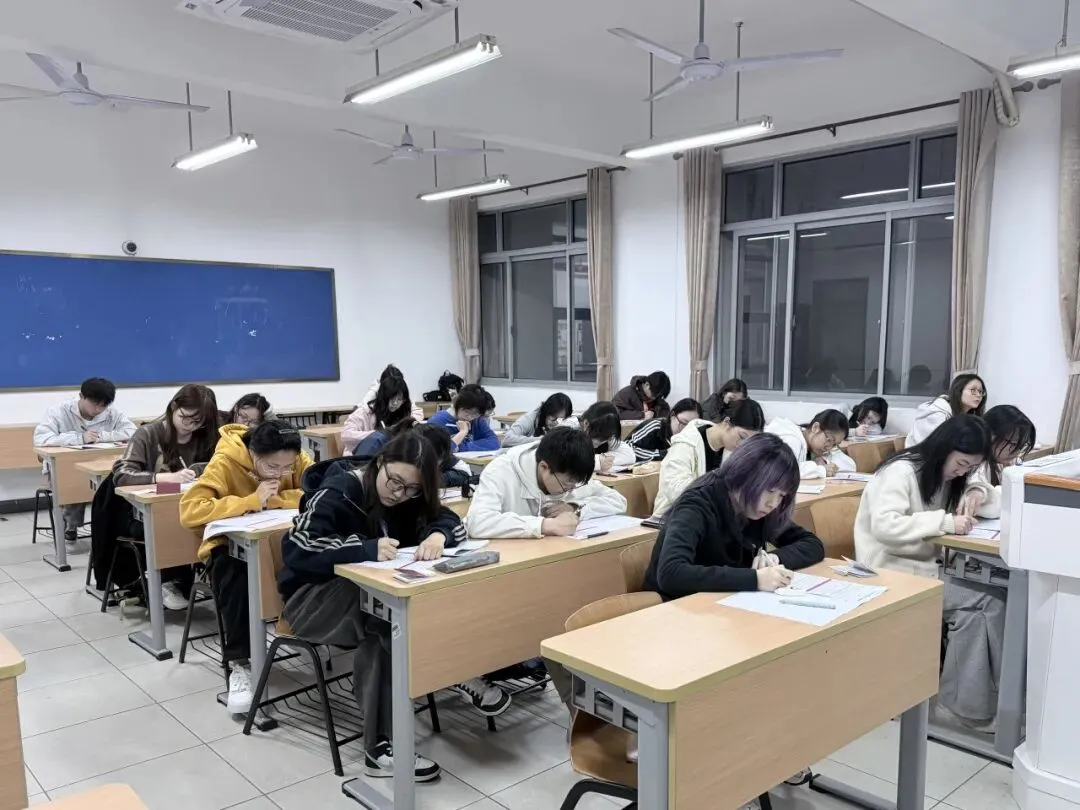 分层实战 模考赋能|2025-2026学年第二学期教育学院四六级分层考顺利开展 第10张