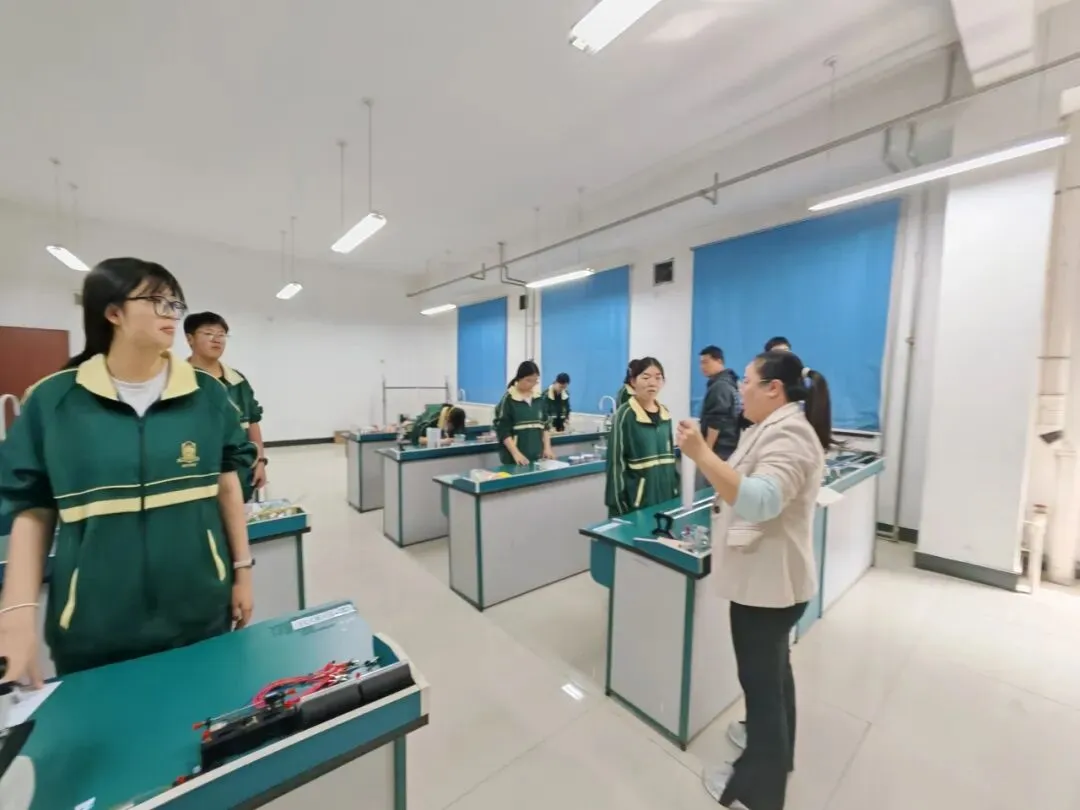 以实操砺本领 以匠心赴中考——记洛阳枫叶双语学校九年级理化生实验考试圆满收官 第5张