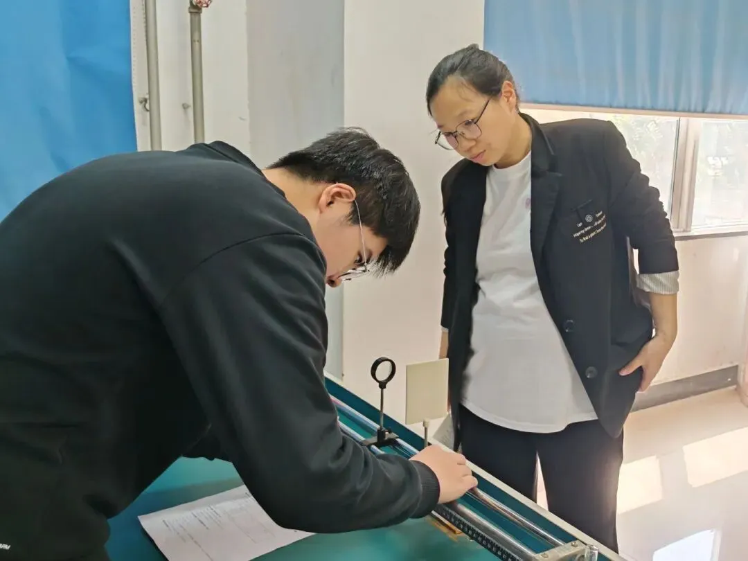 以实操砺本领 以匠心赴中考——记洛阳枫叶双语学校九年级理化生实验考试圆满收官 第12张