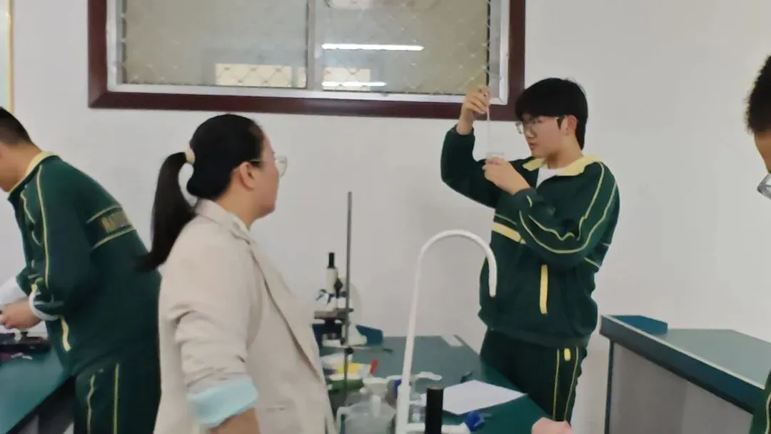 以实操砺本领 以匠心赴中考——记洛阳枫叶双语学校九年级理化生实验考试圆满收官 第13张