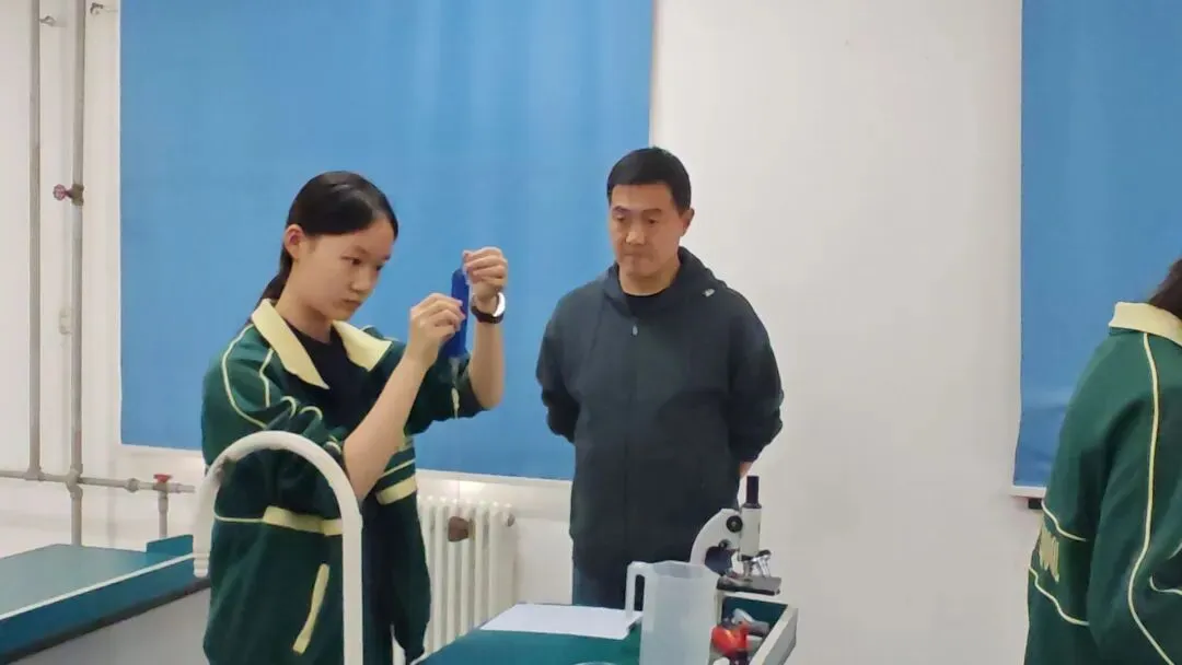 以实操砺本领 以匠心赴中考——记洛阳枫叶双语学校九年级理化生实验考试圆满收官 第14张