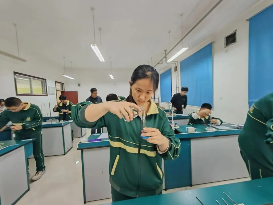 以实操砺本领 以匠心赴中考——记洛阳枫叶双语学校九年级理化生实验考试圆满收官 第18张