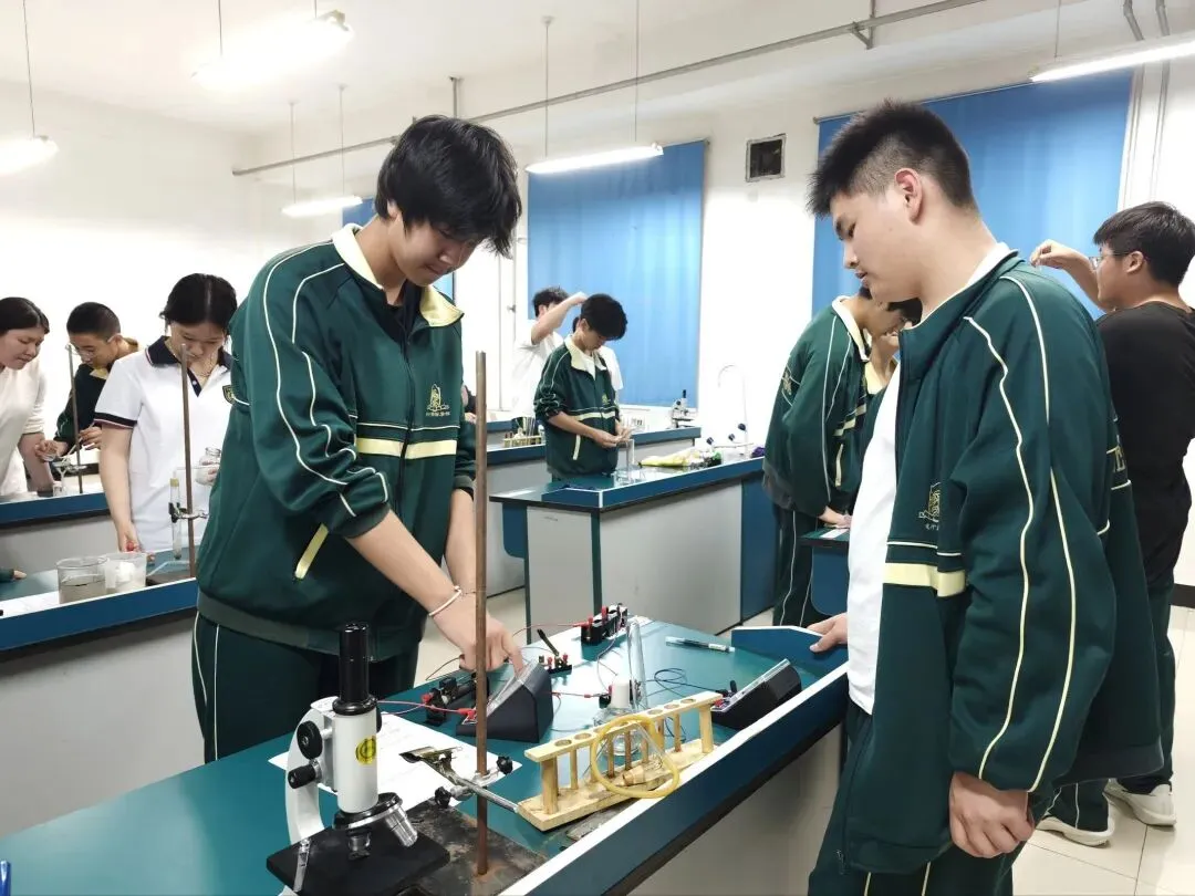 以实操砺本领 以匠心赴中考——记洛阳枫叶双语学校九年级理化生实验考试圆满收官 第19张