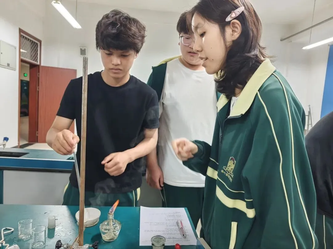 以实操砺本领 以匠心赴中考——记洛阳枫叶双语学校九年级理化生实验考试圆满收官 第21张