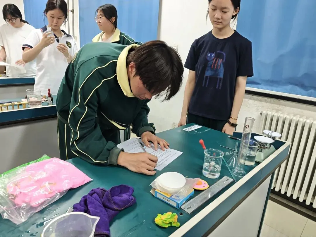 以实操砺本领 以匠心赴中考——记洛阳枫叶双语学校九年级理化生实验考试圆满收官 第23张