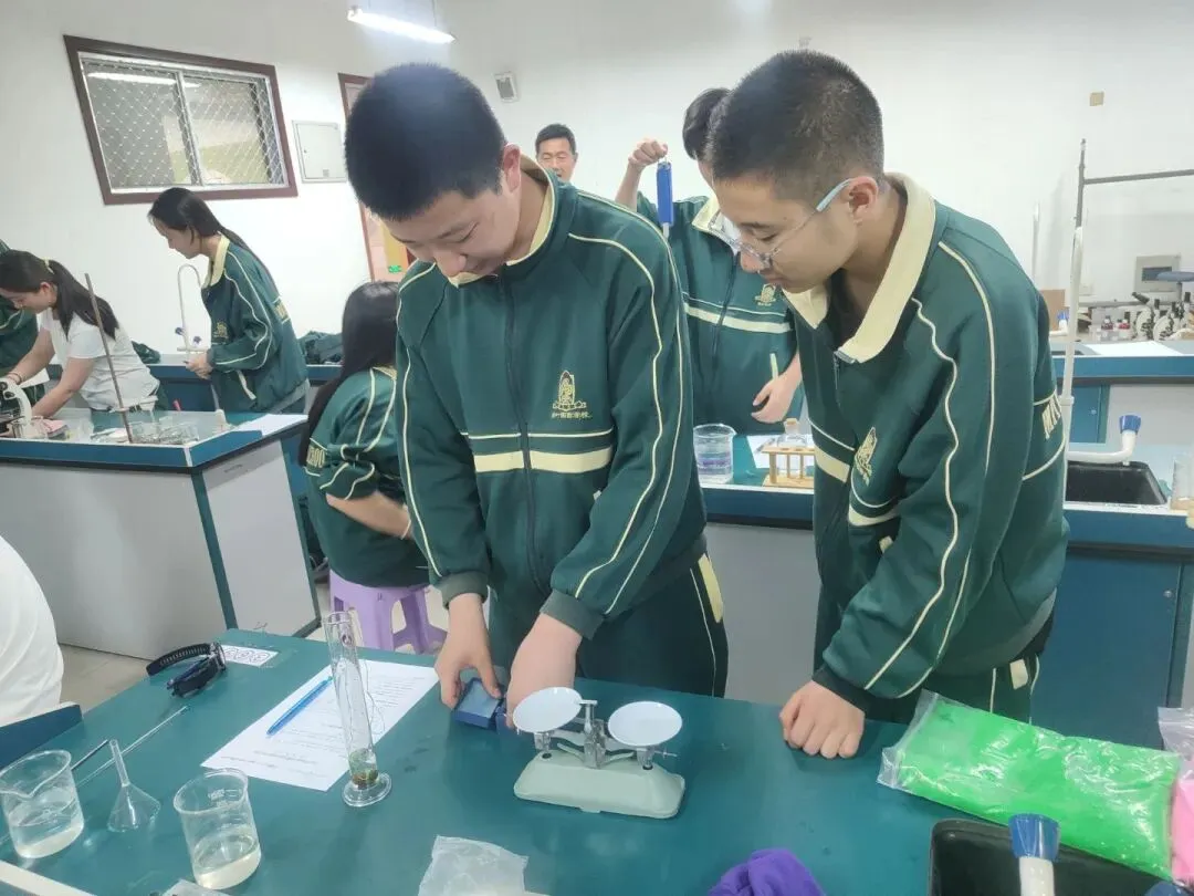 以实操砺本领 以匠心赴中考——记洛阳枫叶双语学校九年级理化生实验考试圆满收官 第24张