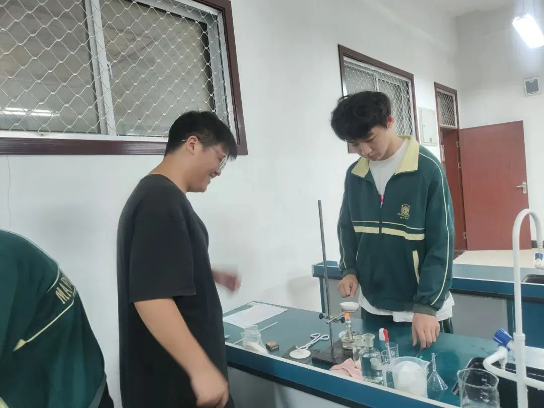 以实操砺本领 以匠心赴中考——记洛阳枫叶双语学校九年级理化生实验考试圆满收官 第25张