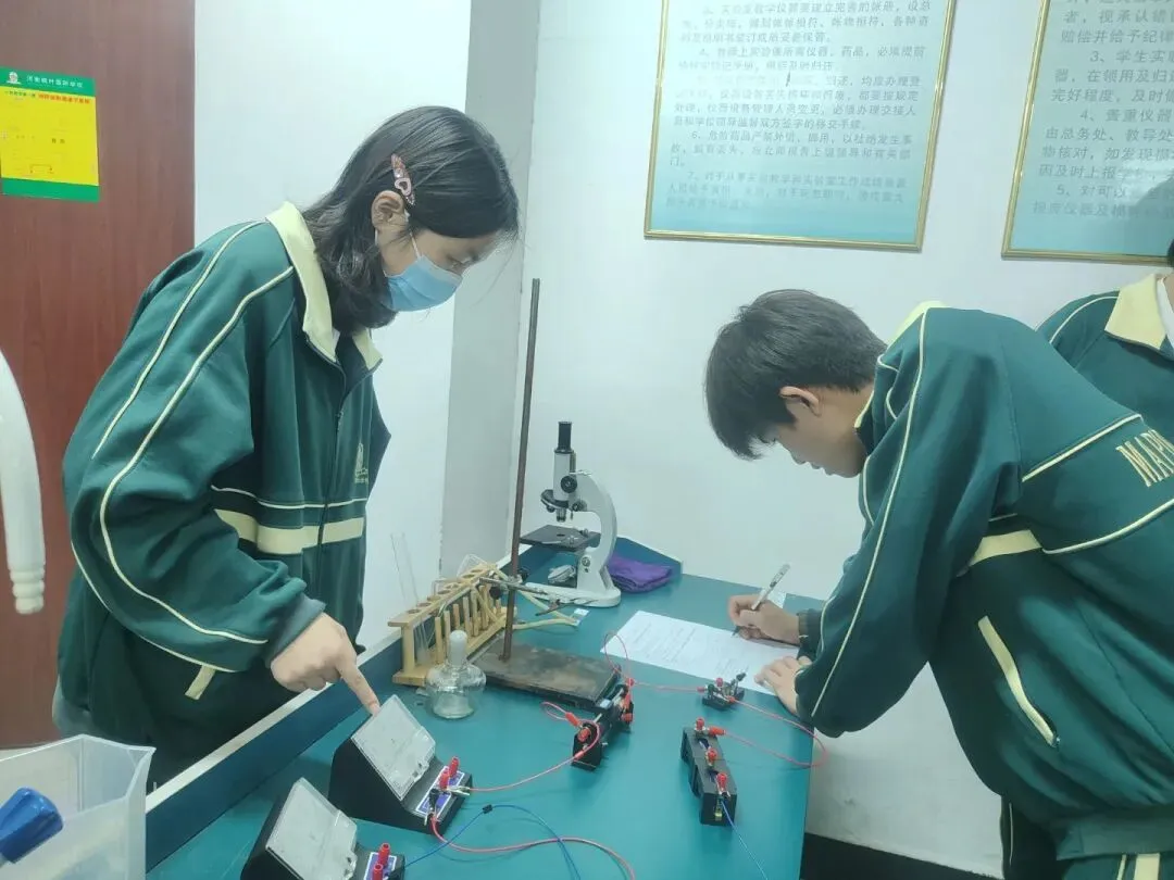 以实操砺本领 以匠心赴中考——记洛阳枫叶双语学校九年级理化生实验考试圆满收官 第26张