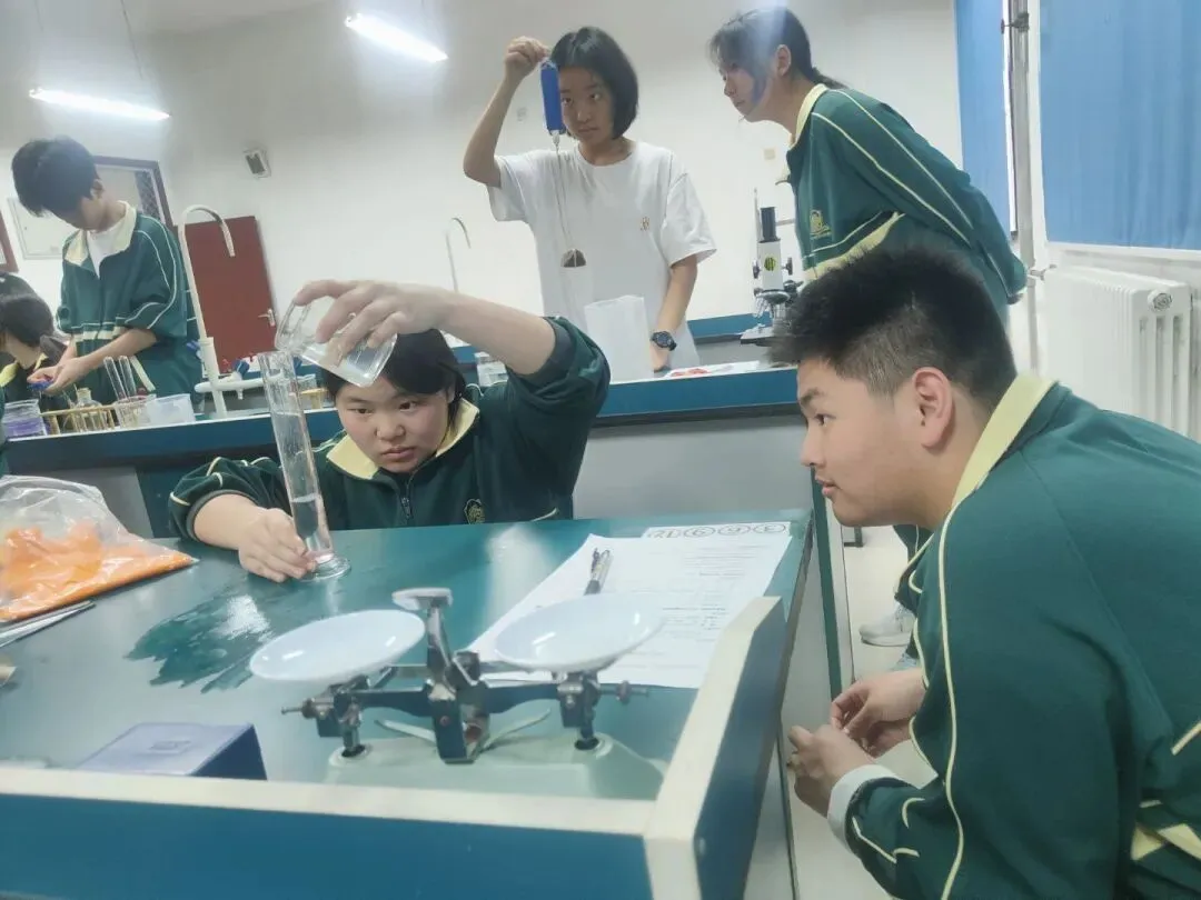 以实操砺本领 以匠心赴中考——记洛阳枫叶双语学校九年级理化生实验考试圆满收官 第27张