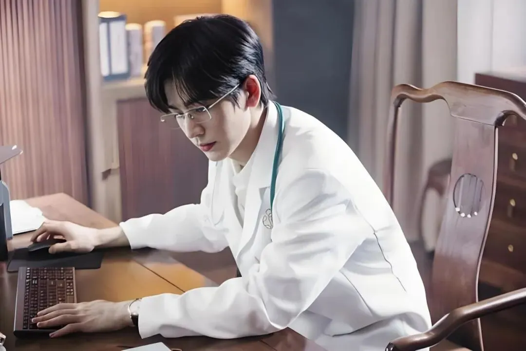 纸间皆是他:当张凌赫成为青春试卷里的光 第2张