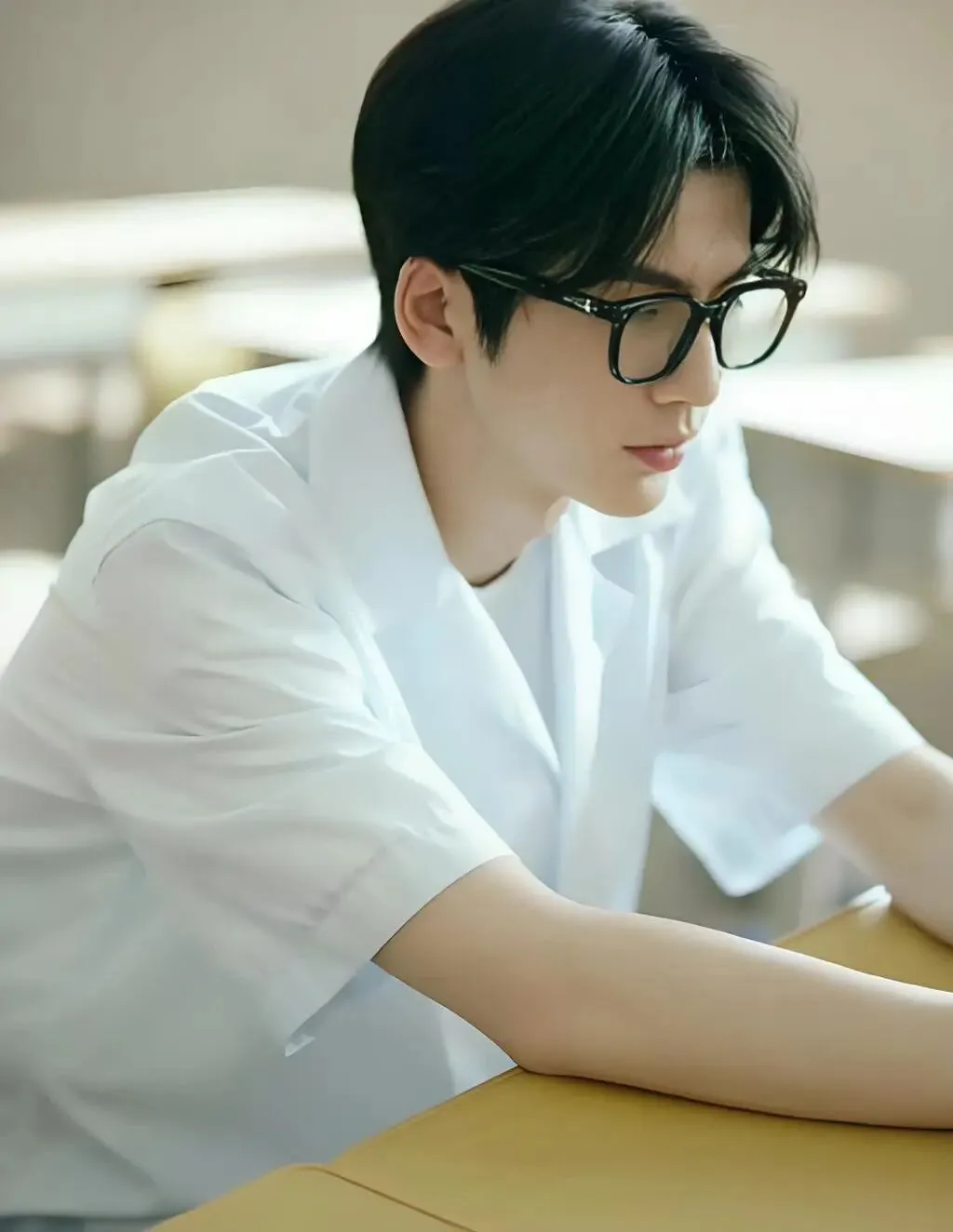 纸间皆是他:当张凌赫成为青春试卷里的光 第4张