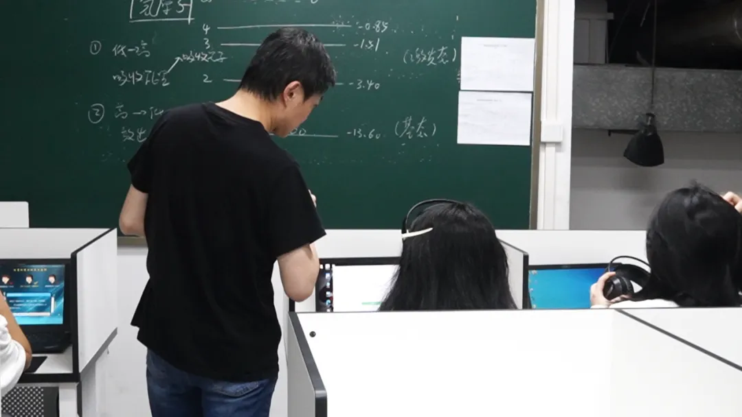 中考 | 练在平时,赢在考场!拓鑫学子全力备战英语听说 & 理化实验 第3张