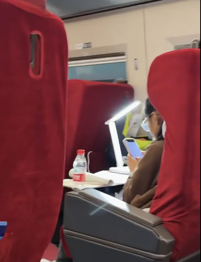 带着50张试卷出游,高铁秒变“移动教室”!是春假还是作业假? 第3张