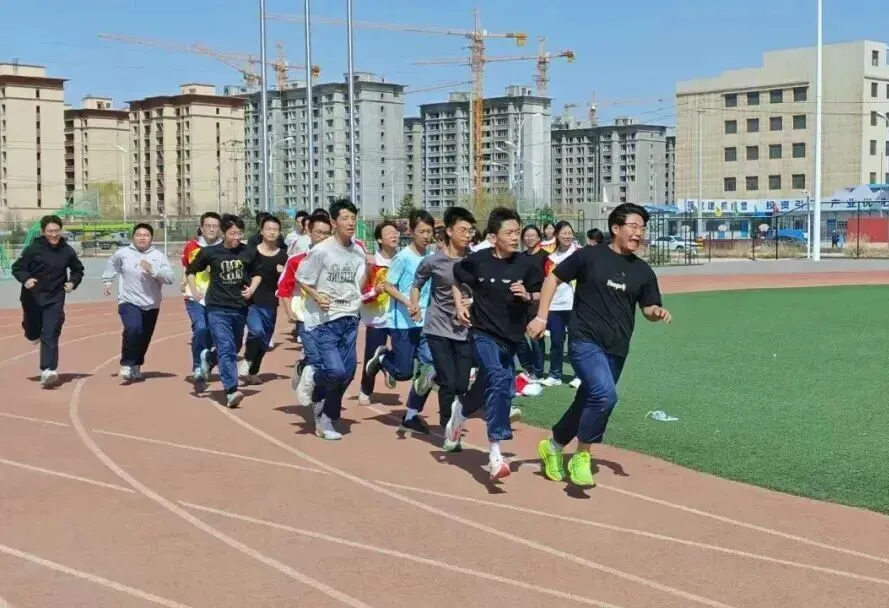 以练促考强体魄 全力以赴备中考——成功中考二校开展体育中考专项训练 第2张