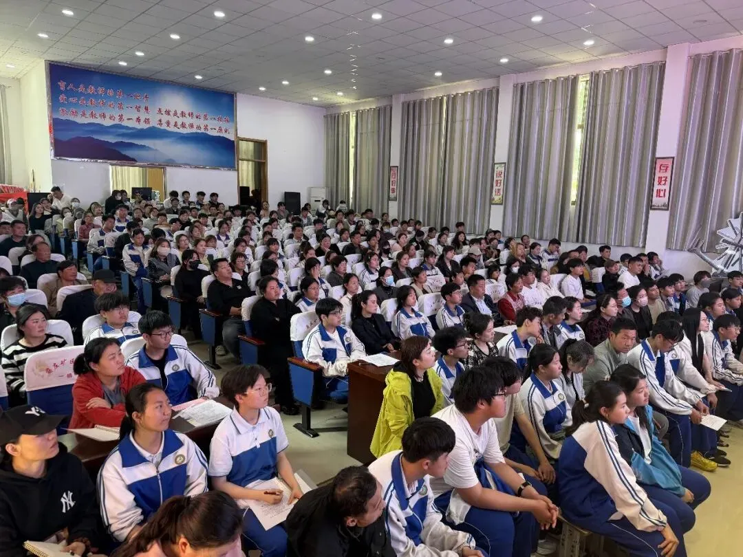 蒋庄矿区学校中学部召开2026届九年级中考报名指导会 第4张