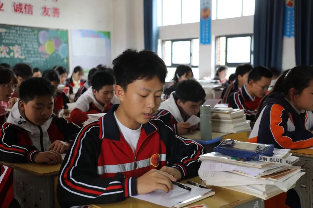 凤凰县语文、数学、化学中考一模分析会在思源实验学校圆满落幕 第9张