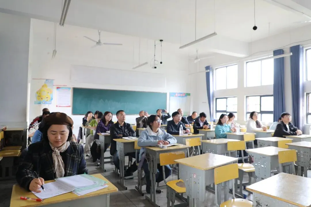 凤凰县语文、数学、化学中考一模分析会在思源实验学校圆满落幕 第16张