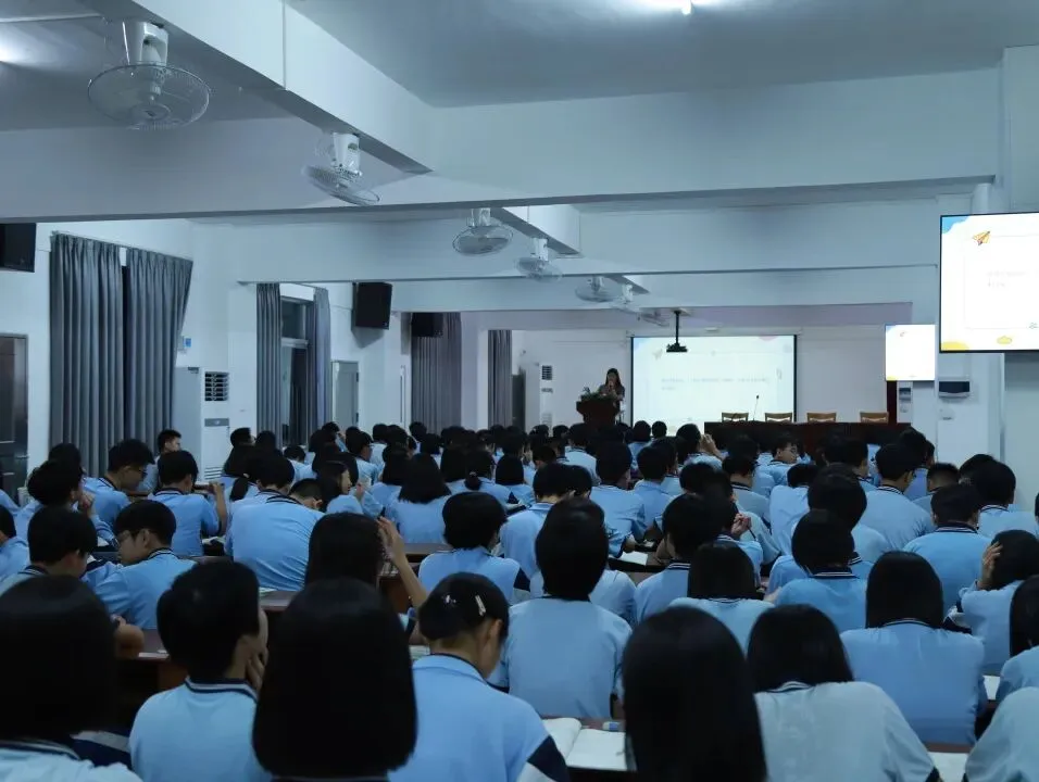 你我皆是黑马,轻装迎战中考——九年级考前心理调适主题讲座圆满开展 第8张