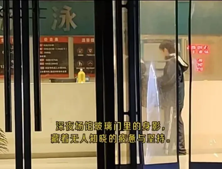 中考游泳收官|受伤缓考撞上一模,他在阴雨天游出2分40秒满分 第1张