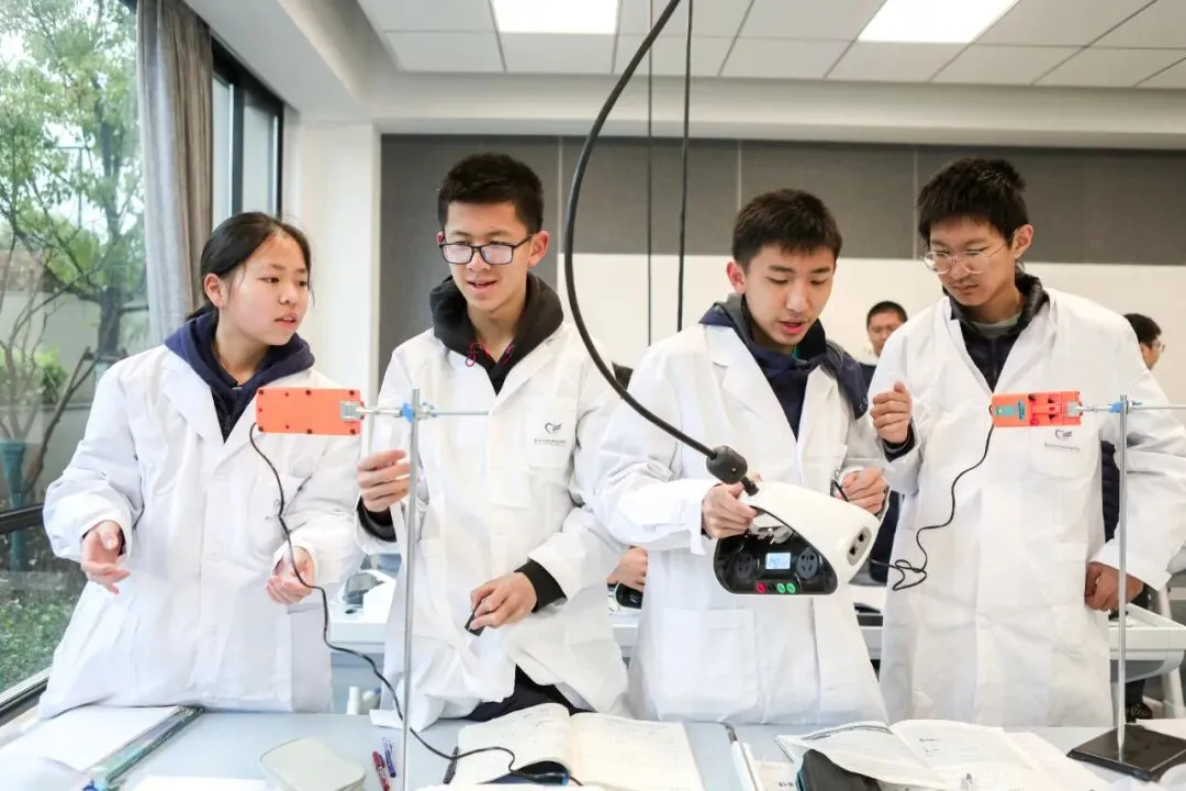 别人卷中考,他们已提前走进高中课堂?!这所16年一贯制学校,凭什么让90%以上学生选择直升? 第1张