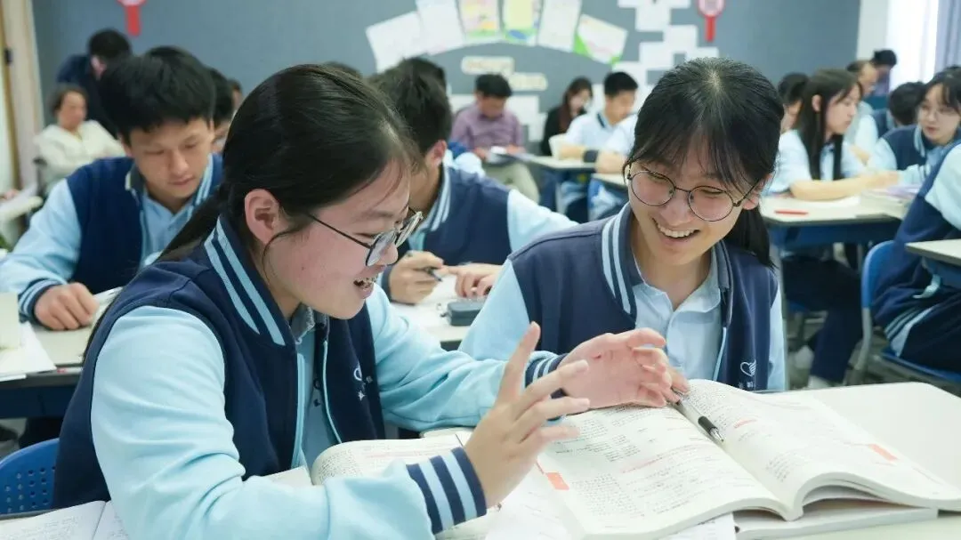 别人卷中考,他们已提前走进高中课堂?!这所16年一贯制学校,凭什么让90%以上学生选择直升? 第4张