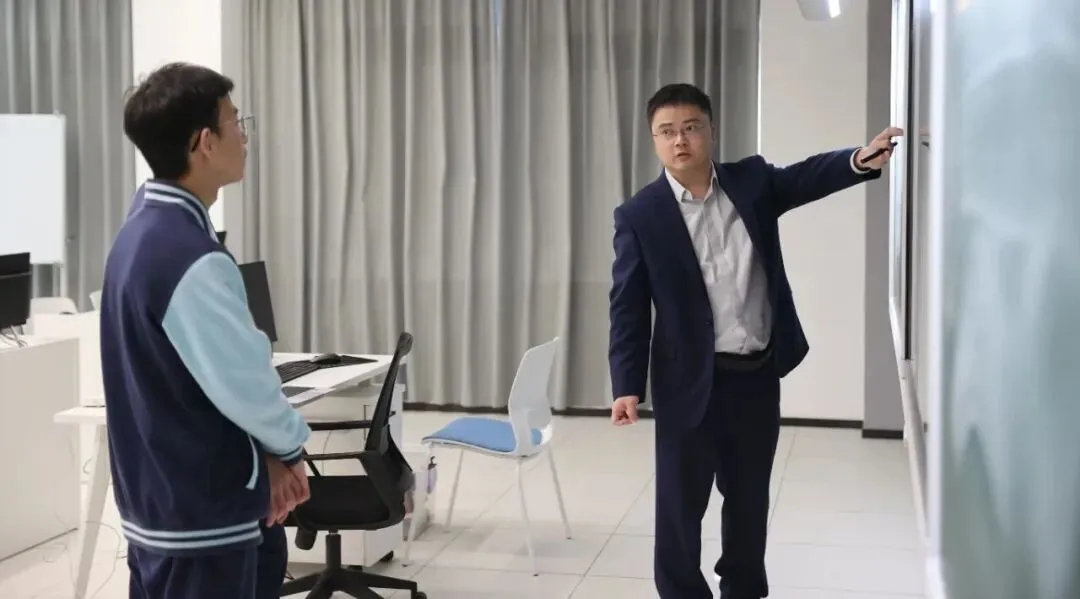 别人卷中考,他们已提前走进高中课堂?!这所16年一贯制学校,凭什么让90%以上学生选择直升? 第11张