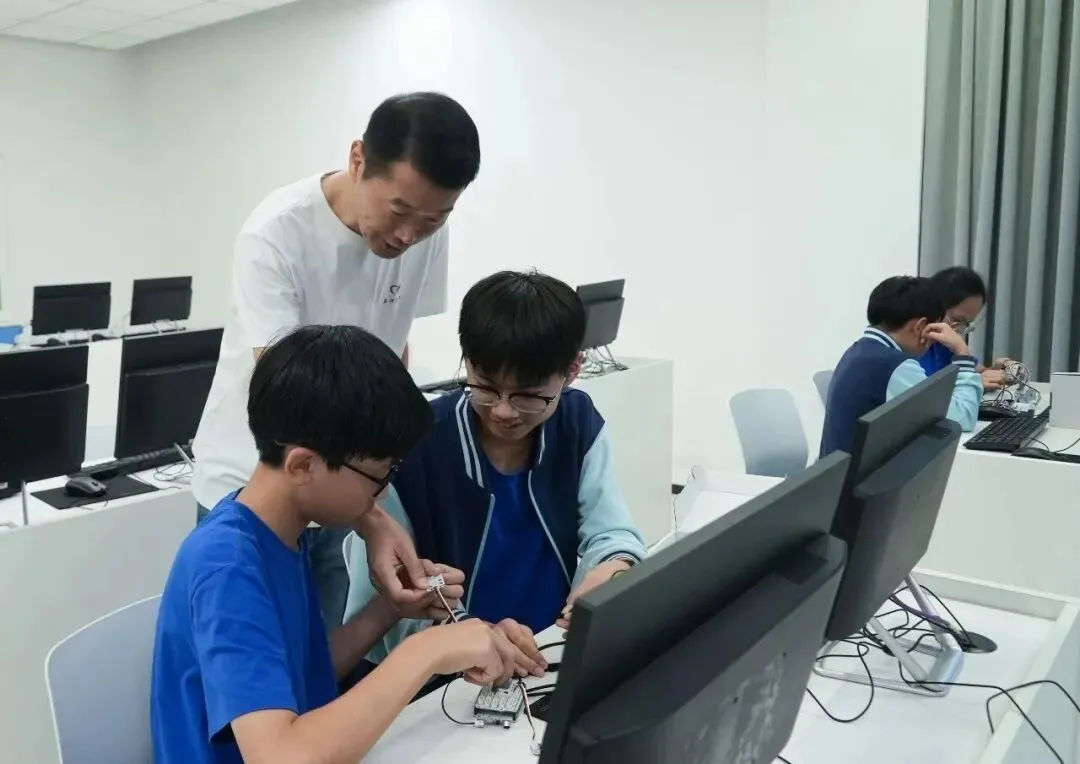 别人卷中考,他们已提前走进高中课堂?!这所16年一贯制学校,凭什么让90%以上学生选择直升? 第12张