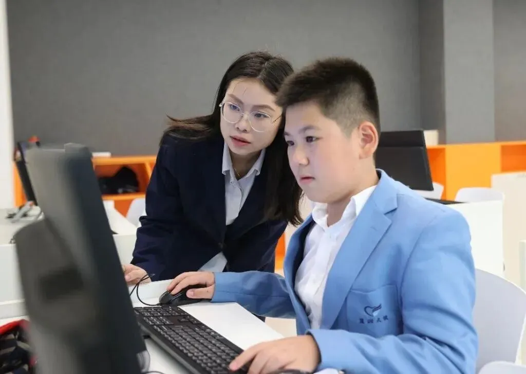 别人卷中考,他们已提前走进高中课堂?!这所16年一贯制学校,凭什么让90%以上学生选择直升? 第13张