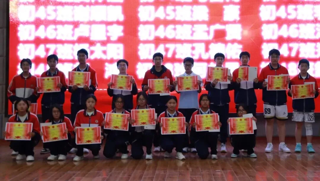 榜样引领,决胜中考——鲁甸县崇文高级中学初二年级举行先进表彰暨地生信动员大会 第8张