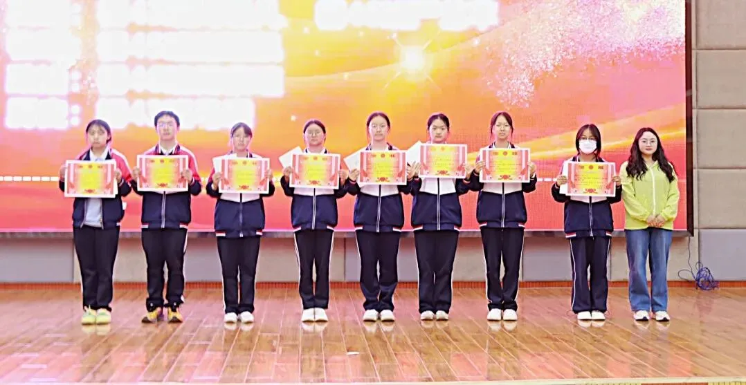 榜样引领,决胜中考——鲁甸县崇文高级中学初二年级举行先进表彰暨地生信动员大会 第10张