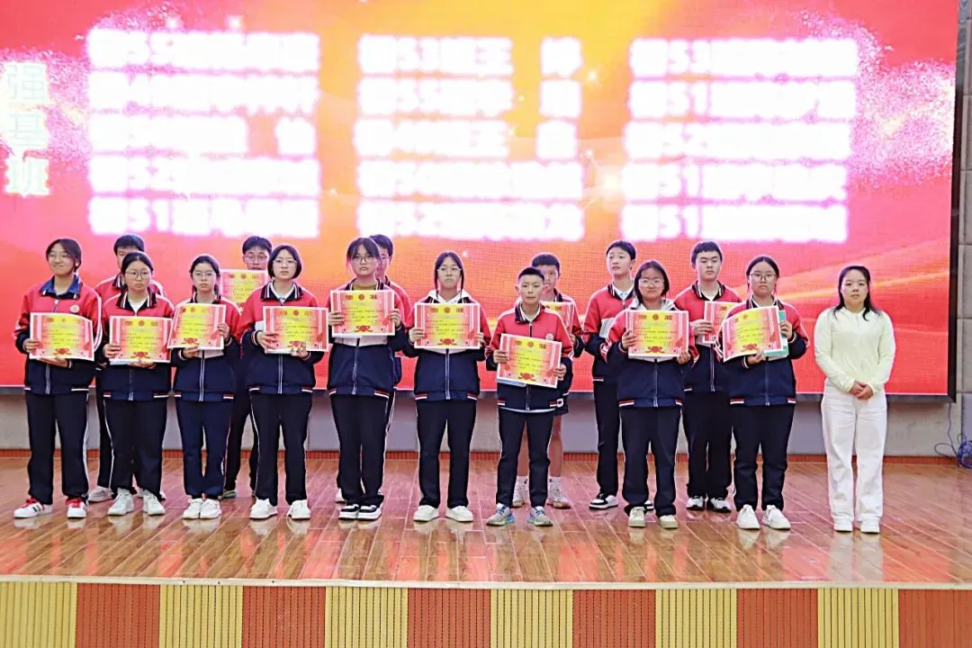 榜样引领,决胜中考——鲁甸县崇文高级中学初二年级举行先进表彰暨地生信动员大会 第12张