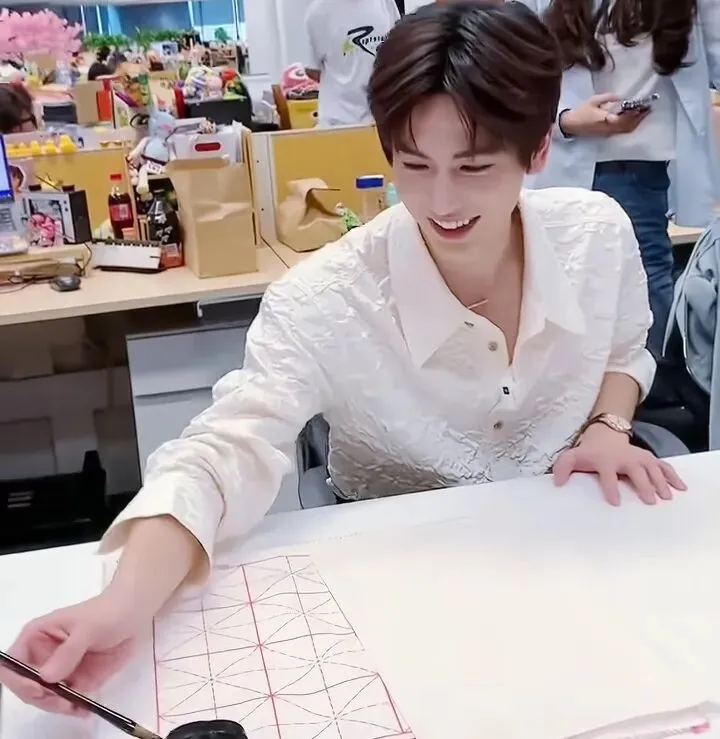 张凌赫登上英语试卷了?学霸跨界励志故事成考题 第3张