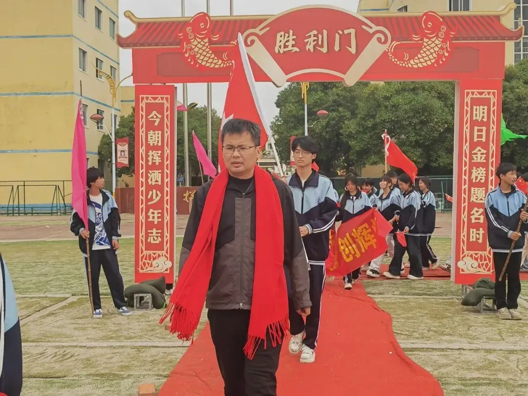 蓝天学校隆重举行2026年中考誓师大会 第12张