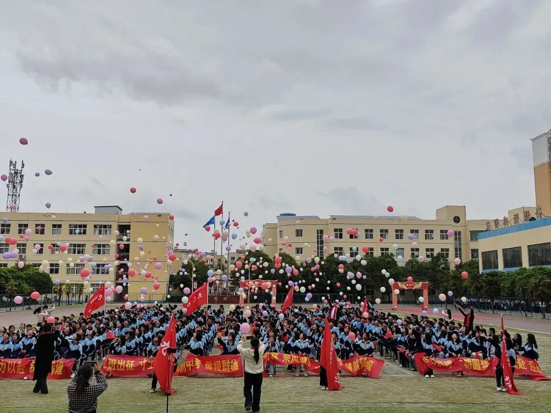 蓝天学校隆重举行2026年中考誓师大会 第15张