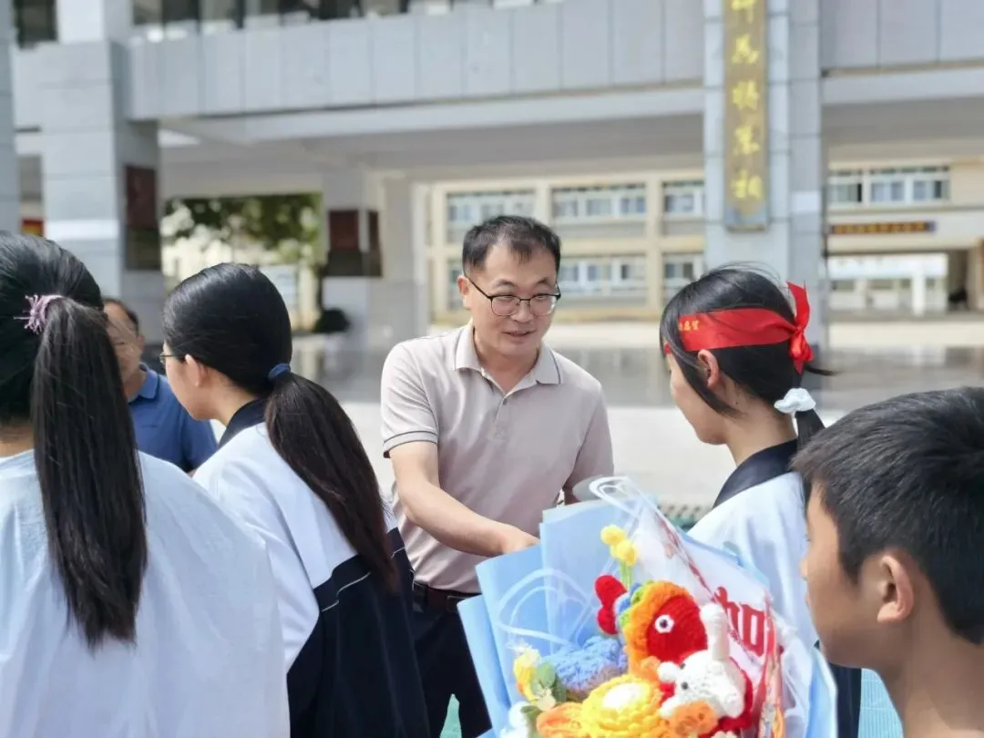 云南省保山市实验中学2026届九年级中考暖心誓师大会 第30张