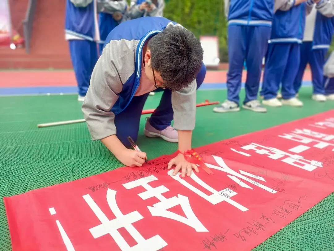 兴义市东城学校开展2026届九年级中考60天冲刺动员活动 第22张