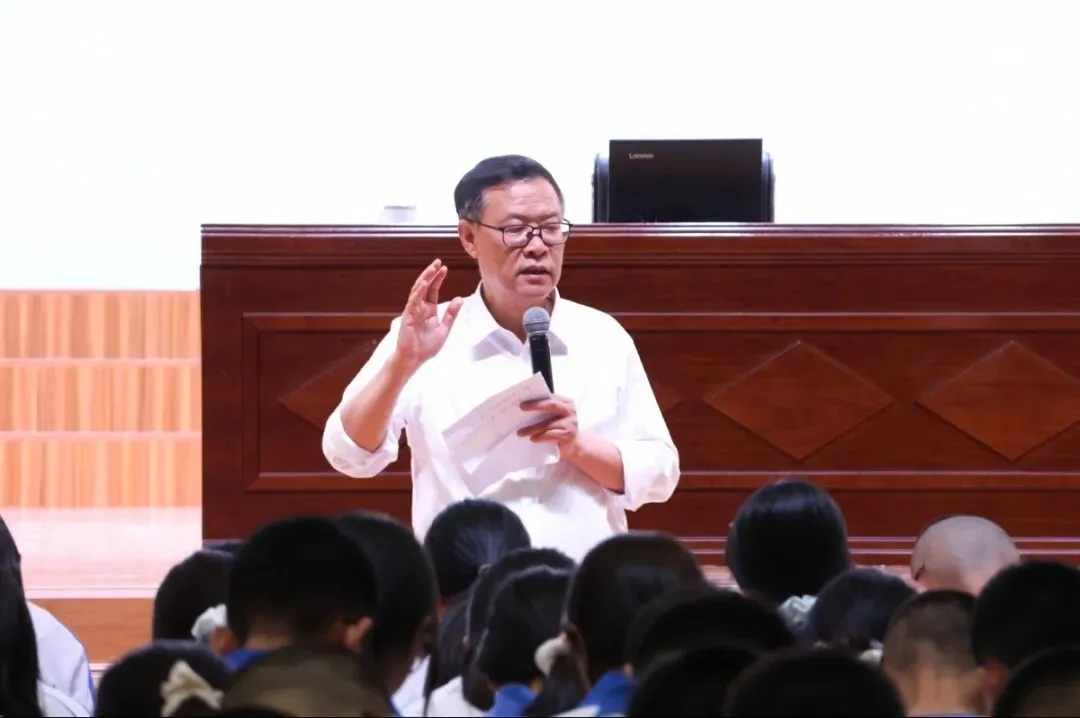 平心静气赴中考 志存高远向未来——临沧市易成实验学校开展九年级生涯规划与英语学法指导讲座 第13张