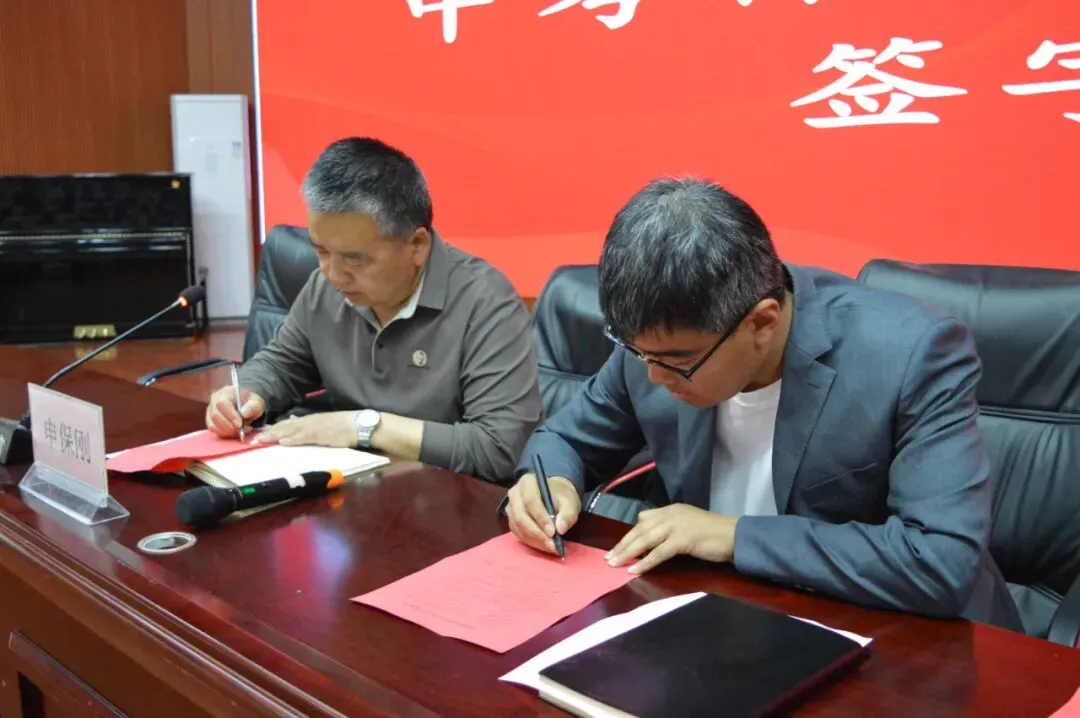 立状明志,决胜中考 | 我校举行2026年中考目标管理责任书签订仪式 第13张