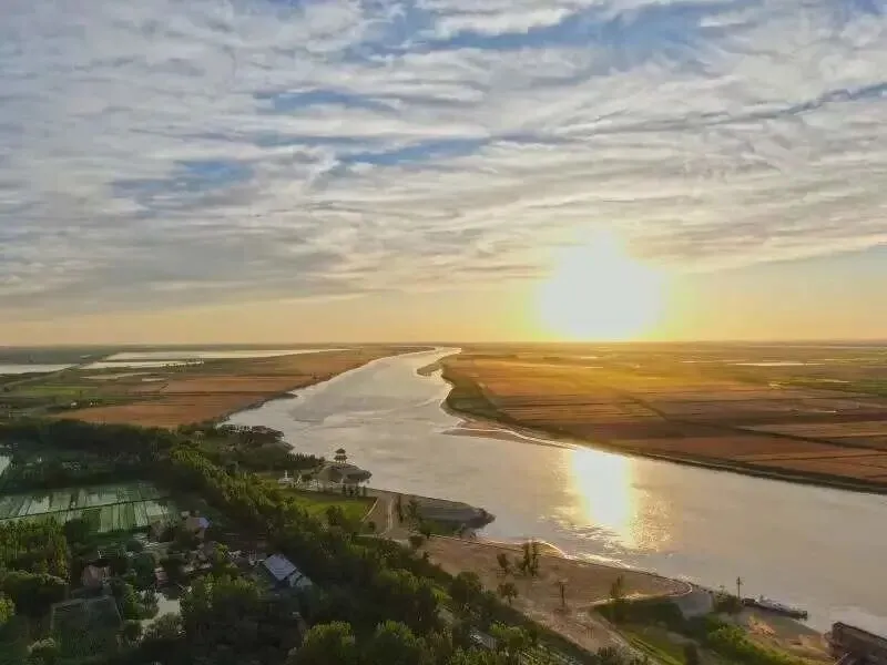 26山东真题:逆袭:从“跟跑”到“领跑”,中国新能源汽车自主创新、一骑绝尘,这对你未来工作有哪些启示? 第1张