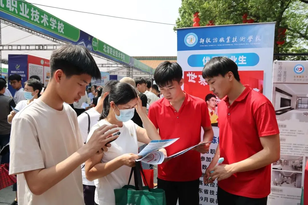 中考咨询会C05展位人气高涨,郑敬诒职校实力“圈粉”无数 第8张
