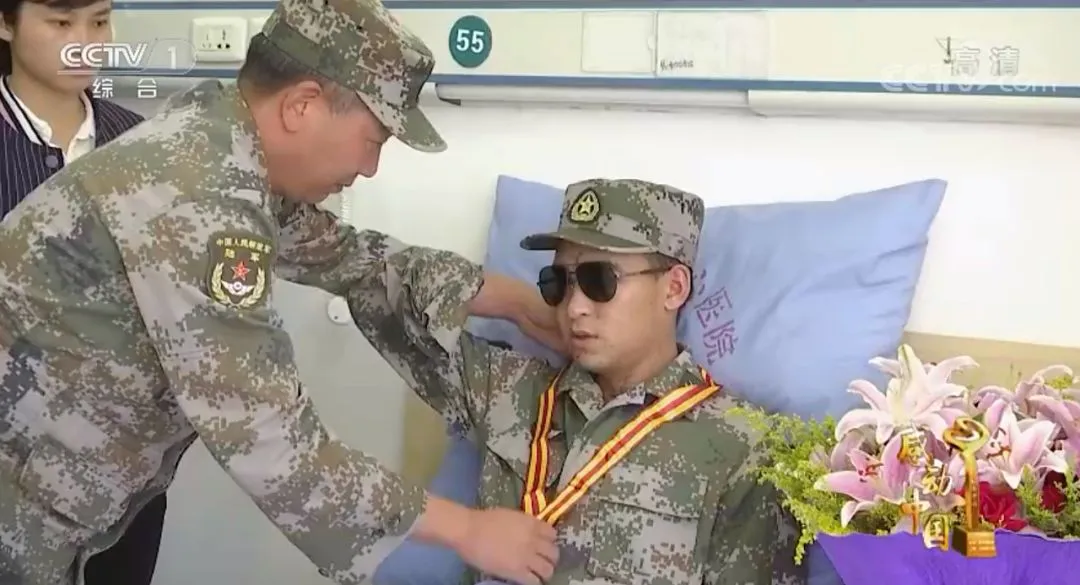 2026年中考素材综合 | 最全版近6年感动中国人物素材汇编【2018-2025年感动中国人物素材+技法】 第69张