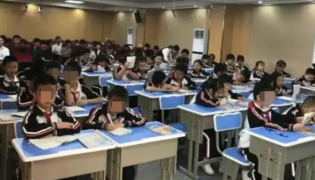 儿子试卷上11-4=7的答案被打红叉,家长不理解,质问老师反被打脸! 第1张