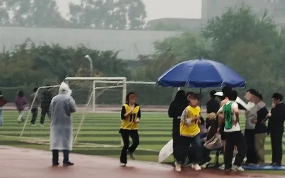 大雨中继续的衡水中考体测 人性温度何在 第1张