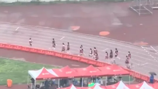 大雨中继续的衡水中考体测 人性温度何在 第2张