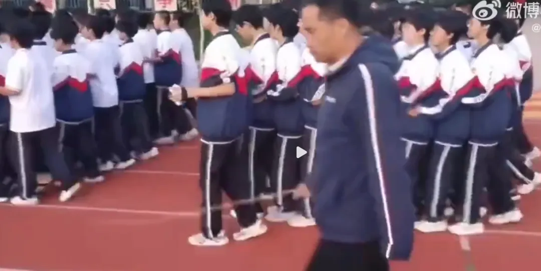 大雨中继续的衡水中考体测 人性温度何在 第4张