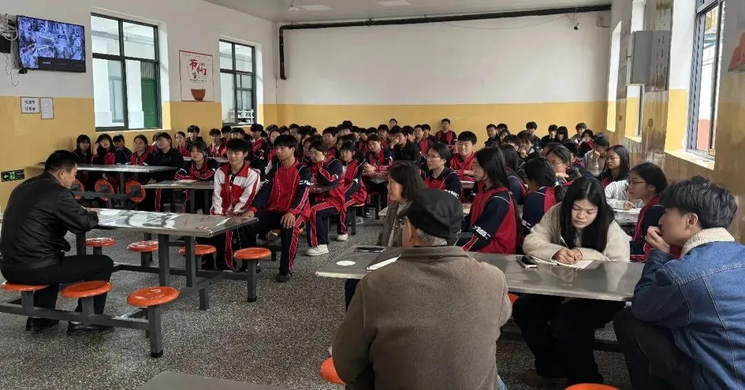 【建安·冲刺】凝心聚力战中考 精准施策启新程——建安中学召开九年级冲刺座谈会 第5张