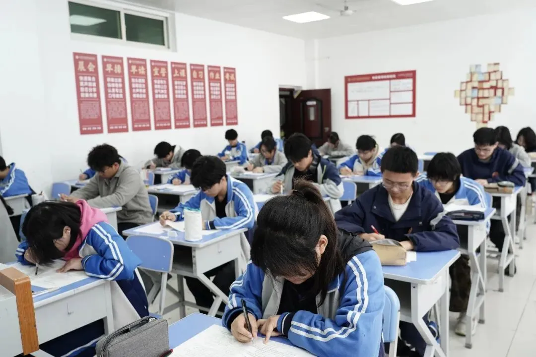 厉兵秣马,决胜高考——我校2023级学生模拟考试顺利举行! 第2张