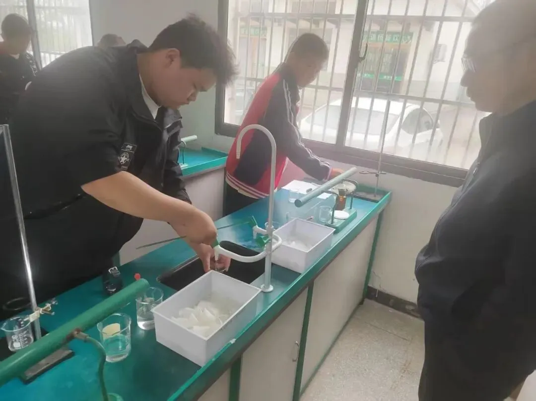 金安区张店镇左大桥学校理化实验模拟考试顺利展开 第2张