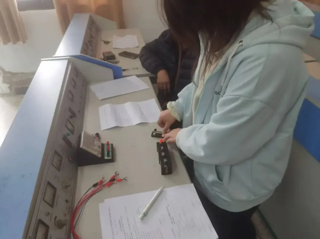 金安区张店镇左大桥学校理化实验模拟考试顺利展开 第4张